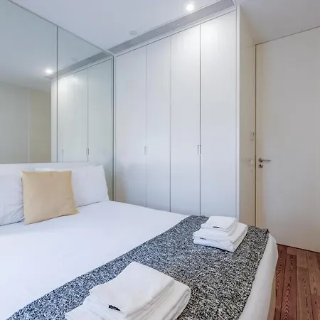 Modern Flat With Balcony On Rua Flores - 1st 포르투