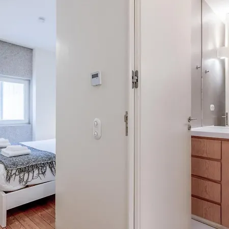Modern Flat With Balcony On Rua Flores - 1st