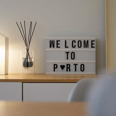아파트 Modern Flat With Balcony On Rua Flores - 1st *