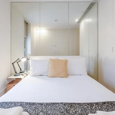 Modern Flat With Balcony On Rua Flores - 1st 아파트 *