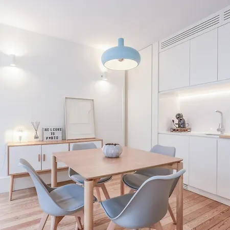 Modern Flat With Balcony On Rua Flores - 1st Apartment Porto