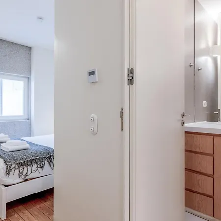 Modern Flat With Balcony On Rua Flores - 1st *