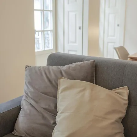 Modern Flat With Balcony On Rua Flores - 1st Apartment *