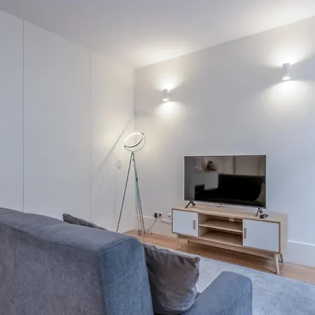 Apartman Modern Flat With Balcony On Rua Flores - 1st *