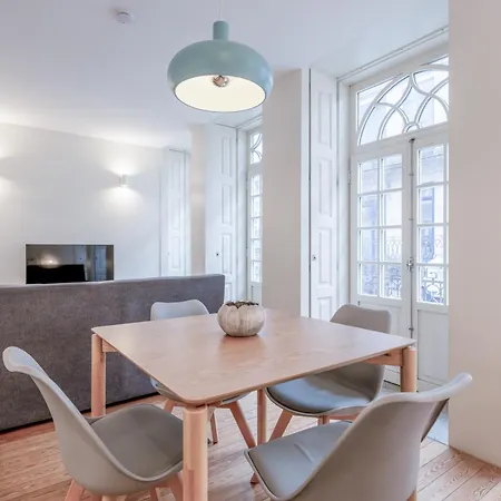Modern Flat With Balcony On Rua Flores - 1st Apartament